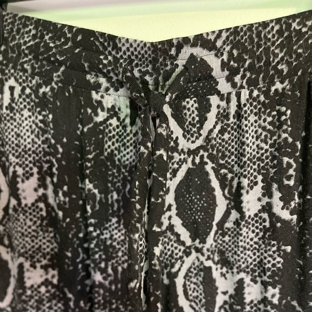 LNA Brushed Python Snake Animal Print Joggers Pants In Charcoal Python.Size S - Picture 10 of 15